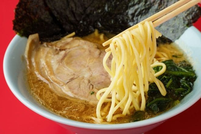 夜限定のラーメン「スズキ改ヨシムラ」（750円）。麺は中太麺になり、朝と昼に提供している「ラーメン」よりもやや茹で時間が長くなる（筆者撮影）