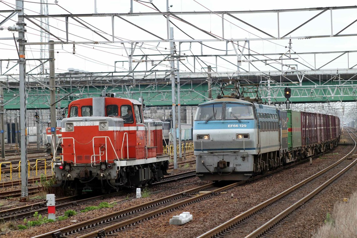 EF66形100番台牽引のコンテナ列車と並んだDE10（筆者撮影）