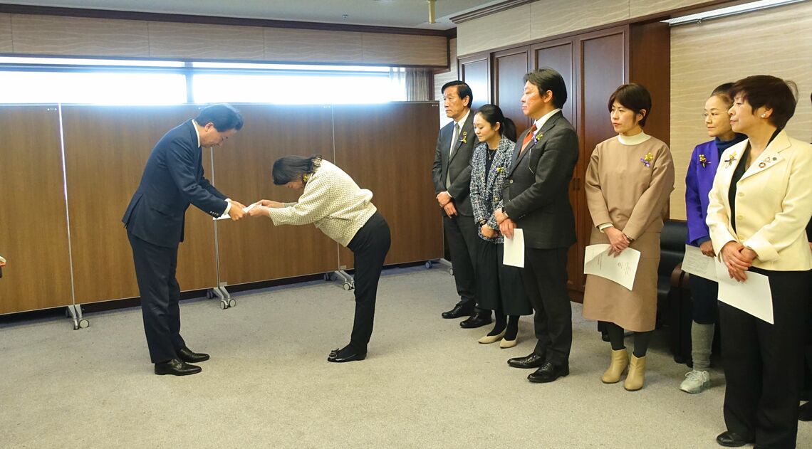 経済同友会副代表幹事で大和証券グループ副社長の田代桂子氏が、門山宏哲法務副大臣に要望書を手渡した（記者撮影）