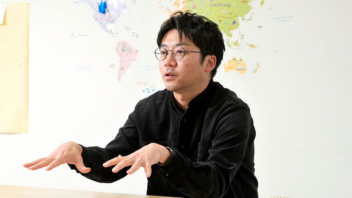 五木田洋平（ごきた・ようへい）HILLOCK（ヒロック）初等部 カリキュラムディレクター私立小学校で10年間勤務した後、2021年3月に東京・世田谷にオルタナティブスクール、ヒロック初等部を創設、22年4月に開校。教員時代はクラス担任、学年主任、ICT部主任などを兼任し、学び合いの授業実践を研究しながら子ども同士が学び合う、自分たちを表現するクラスを運営。2014年度～20年度に私立開智望小学校の設立と運営にも参画し、ICTを用いて日本語版のインターナショナルバカロレアの理論を取り入れた探究学習を推進した。シンガポール日本人学校の研修講師や、大学の特別講座なども担当している。22年に『ICT主任の仕事術 仕事を最適化し、学びを深めるコツ』（明治図書）を刊行。またICTのみならず、学校組織のアップデートを目指し、ポリシーメイキングプロジェクトを主催している（撮影：梅谷秀司）