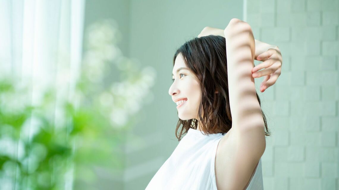 伸びをする女性