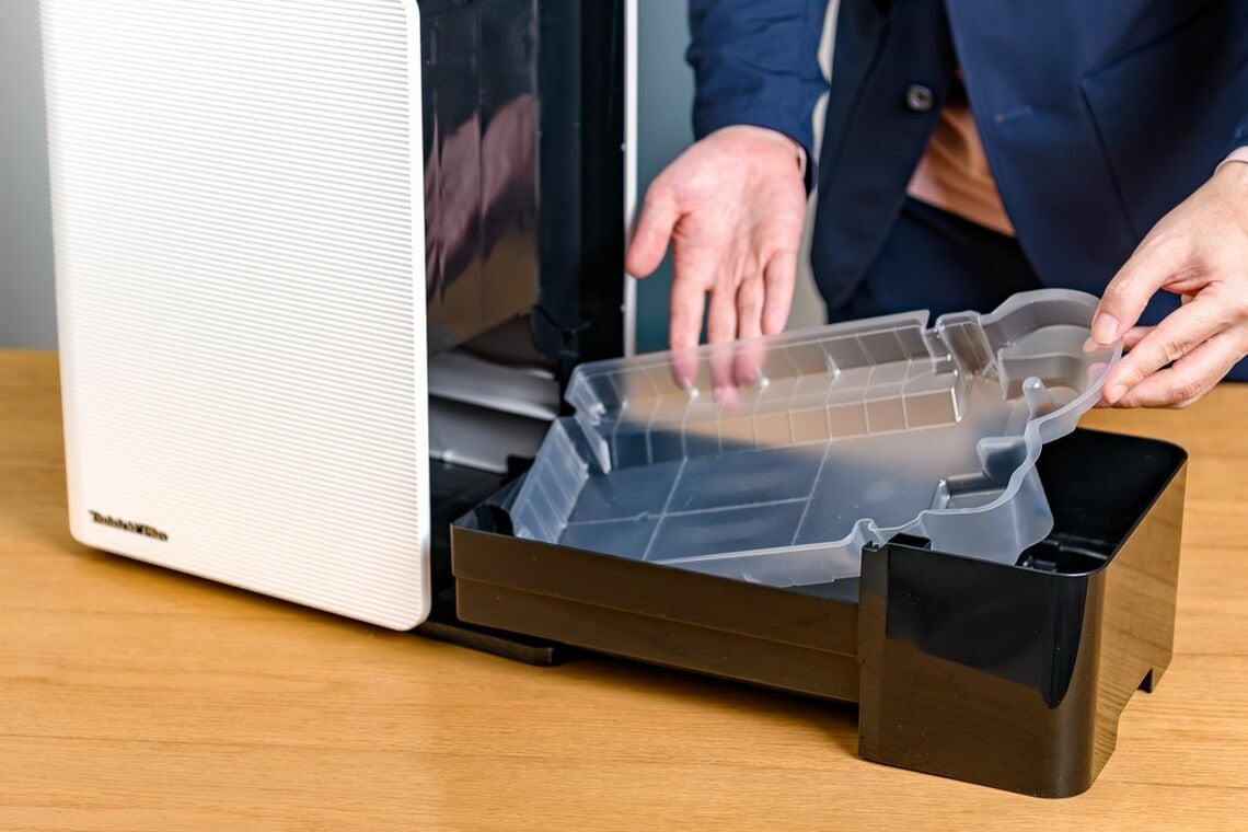 ダイニチの加湿器。水受けトレイに菓子の仕切りのようなものを入れる。シーズンが終わったらトレイを取り換えるだけ（写真：メーカーウェブサイトより）