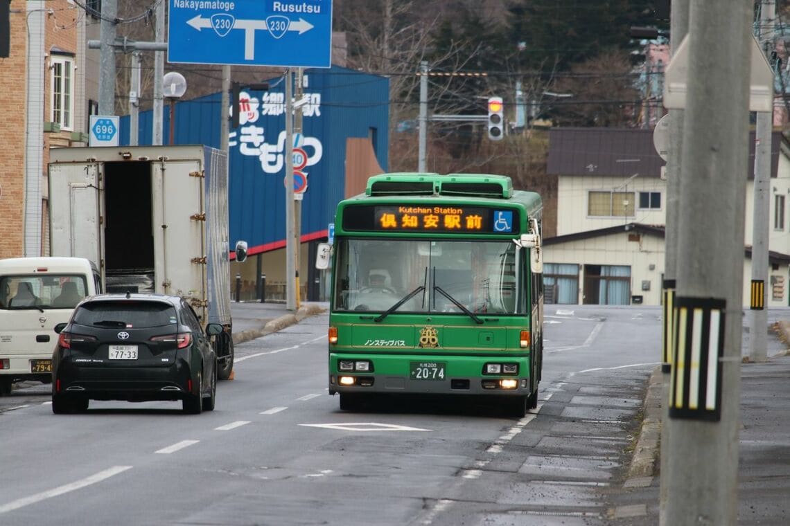 喜茂別を発車した道南バス