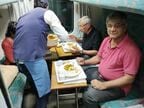最上級の個室では給仕が一人一人カレーをよそおう