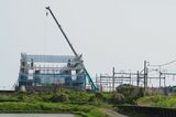 田園地帯に巨大なビルやマンションを建てているかのようにも見える（記者撮影）