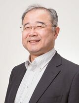 南砺市教育委員会教育長松本謙一（まつもと・けんいち）南砺市出身。小学校で16年間、中学校で4年間教員として教えたのち、富山県教育委員会指導主事、富山大学教授、金沢大学大学院教授などを経て、2019年4月から現職。富山大学名誉教授、日本生活科・総合的学習教育学会顧問（写真：南砺市教育委員会提供）