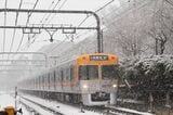 雪降る駒場東大前駅付近を走る渋谷行き電車（撮影：南正時）