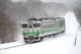 雪の中、函館本線山線の蕨岱付近を走るキハ40形（撮影：南正時）