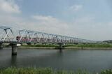 六郷川橋梁を渡る電車（記者撮影）