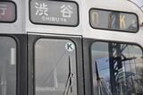 丸の中に「K」は東武線乗り入れ非対応車の印だ（記者撮影）