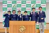 1期生6人での集合写真。左端が樋口さん、右から3番目が宮﨑さん（写真：喜界町提供）