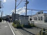 JR相模線倉見駅は小さな無人駅である（右）。県道から駅前への接続道路は非常に狭い（筆者撮影）