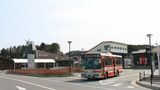 再建された三陸鉄道の陸中山田駅。待合室にはバスの発車時刻案内がある（筆者撮影）