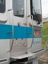 前面貫通扉に手すりがあるのはかつての小田急車両の伝統