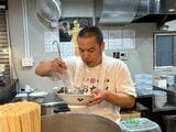 早朝からの営業に合わせ、深夜1時に起床、2時前から仕込みを始める。閉店後も15時まで翌日の仕込みを行い、帰宅して17時に就寝。まさに昼夜逆転の生活だ（筆者撮影）