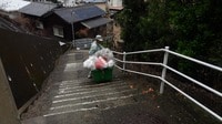 斜面を上って、下って、また上って…。平均年齢55歳が支える長崎・佐世保の「人力ごみ収集」、知られざる「引き出し作業」体験ルポ