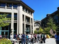 技術や知的財産､守り抜けば勝てるのか？ オープンイノベーションの権威､チェスブロウに学ぶ