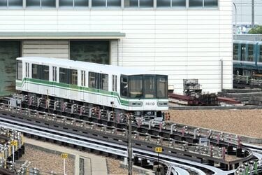 六甲ライナー、神戸の「地味な新交通」の成長余地 新型車両で