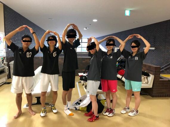 YONEXのユニフォームを着たメンバーの集合写真