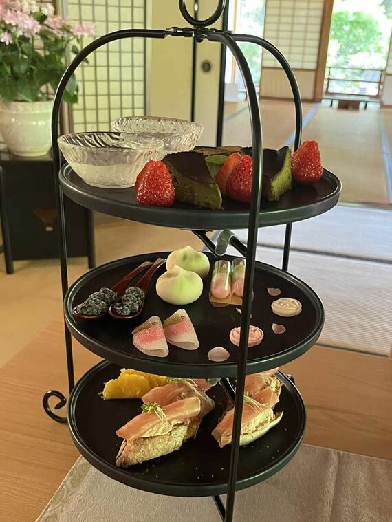 「小倉城庭園」の座敷でのアフタヌーンティー