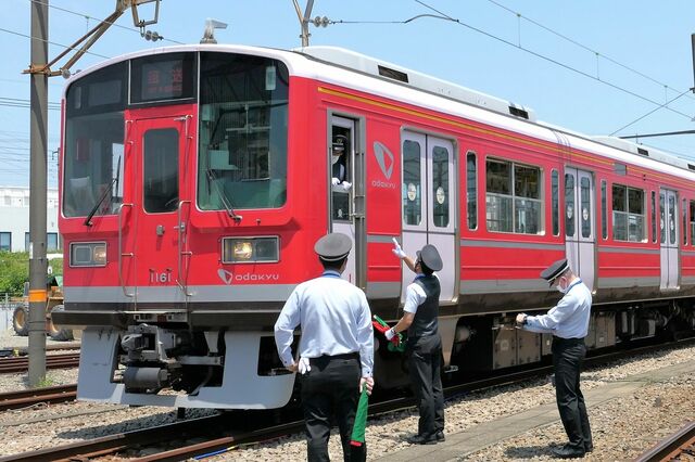 小田急車掌が腕比べ 入替合図選手権 なぜ開催 全車掌区から24人参戦 赤い1000形 手旗で誘導 東洋経済オンライン Goo ニュース
