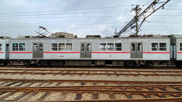 3619号と連結しているアルミ車3101号の側面