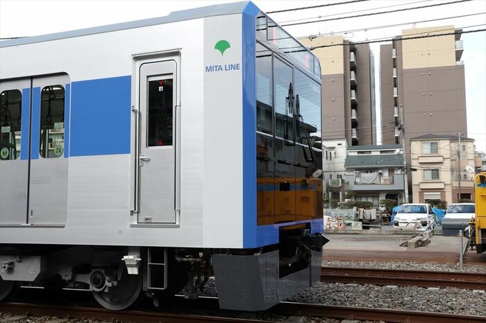 前面も極力出っ張りをなくした平面的な構造だ