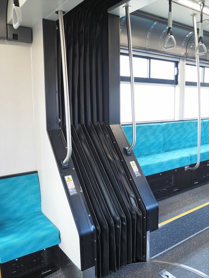 台車のある中間車のシート（右）は1段高い位置。