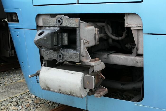 連結器は流線形先頭車と違い電気連結器付き