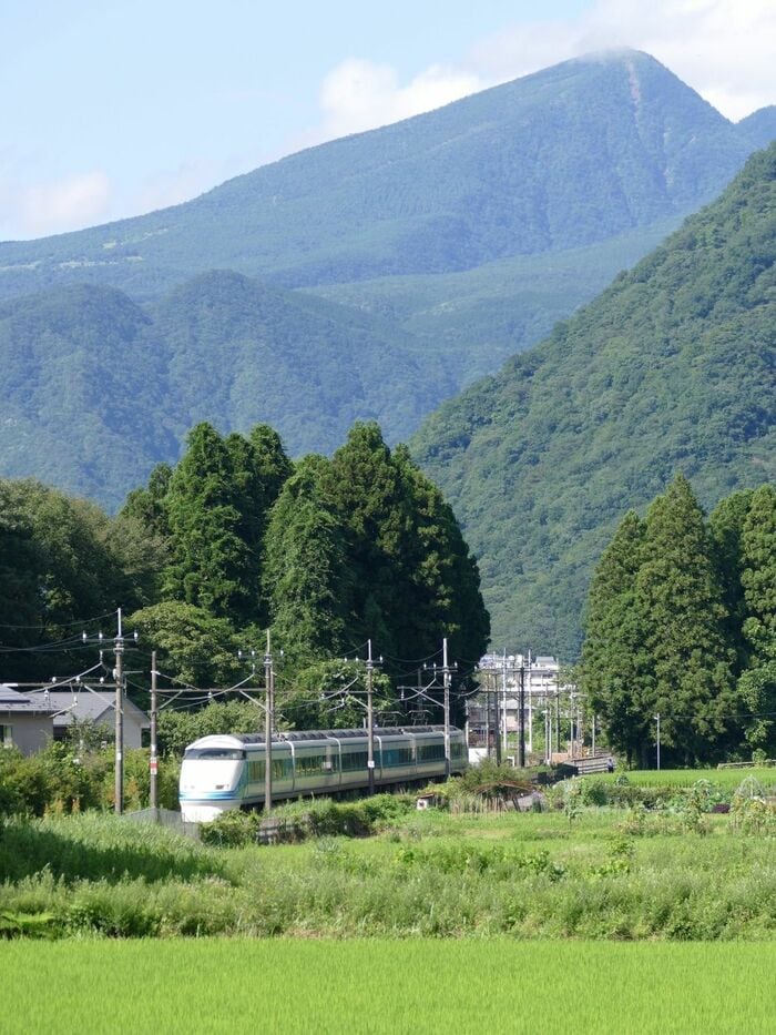 東武鬼怒川線を走る水色のスペーシア
