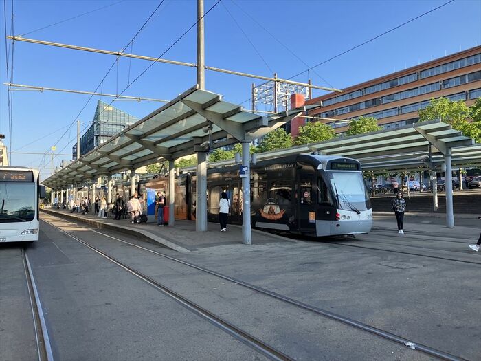 ザールブリュッケンの駅前に停車するトラム