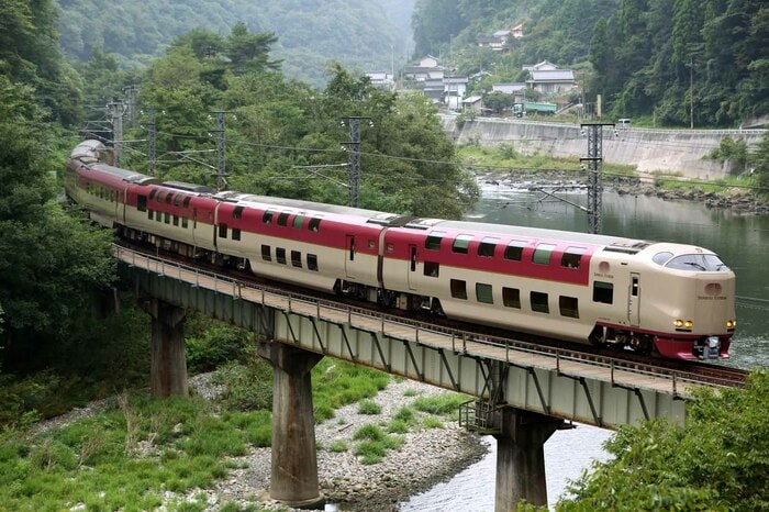 2階建て寝台電車として登場した「サンライズ」285系