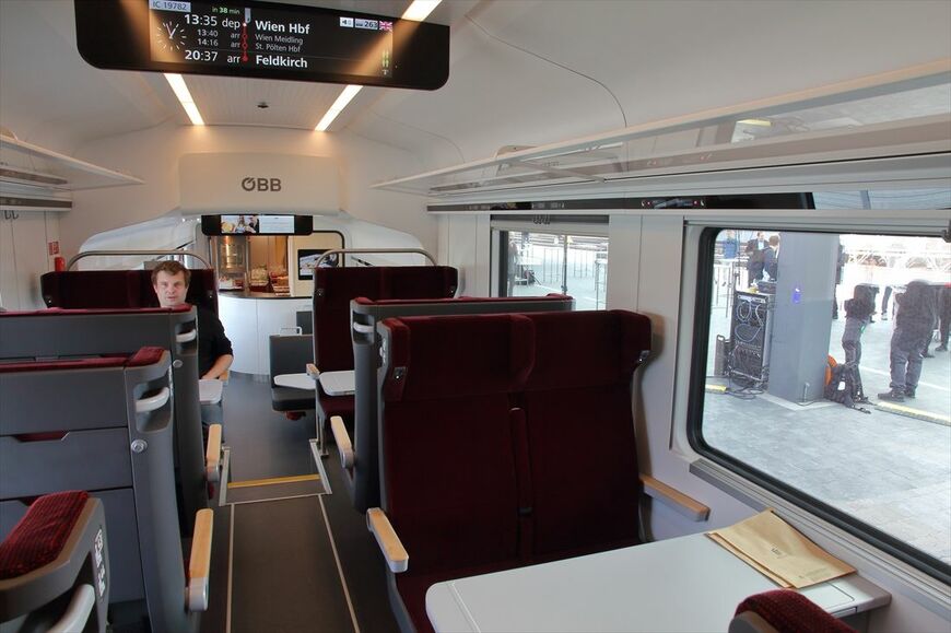 2等／食堂合造車の内装（撮影：橋爪智之）