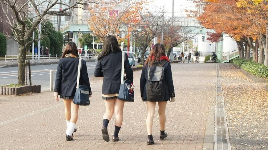 LINEは好みの画面に「着せかえ」するが、スマホの画面はボロボロの女子高生たち（筆者撮影）