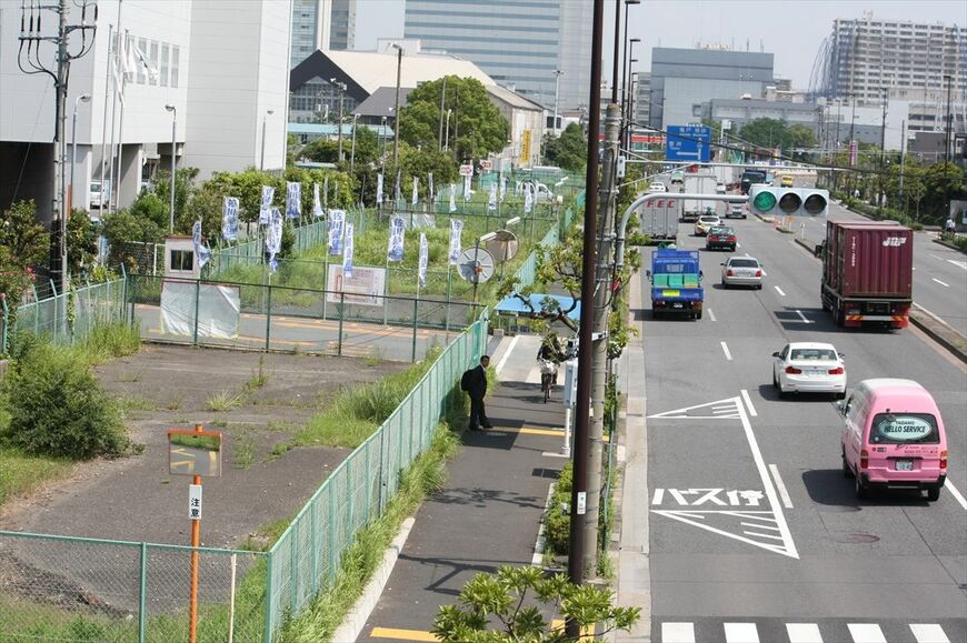 越中島貨物駅付近から京葉線の新木場駅付近までは空き地（左）が明治通り（右）に沿って延びている。もとは南砂町線用の土地でLRT構想での活用が考えられている（筆者撮影）
