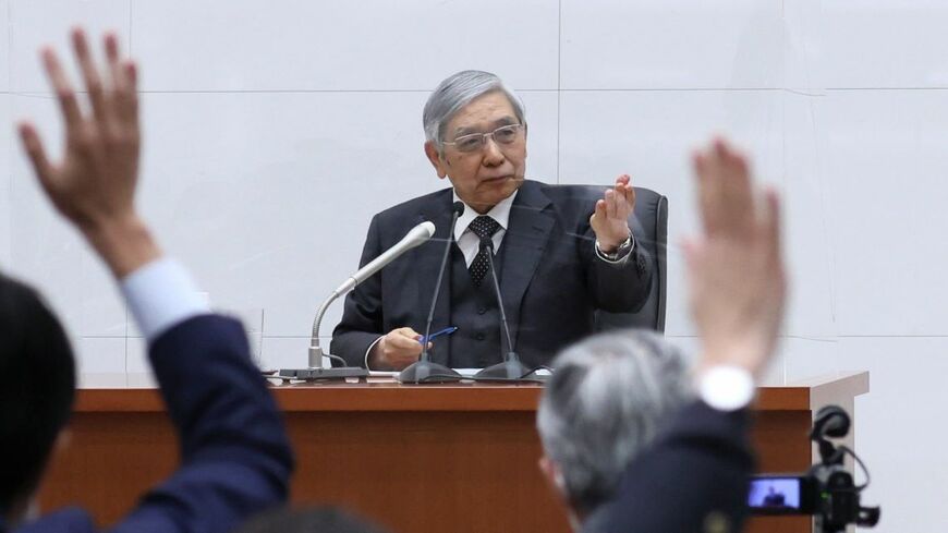 退任の前に動いた日本銀行の黒田総裁。結局のところ「卯年」相場は日銀がカギを握りそうだ（写真：ブルームバーグ）