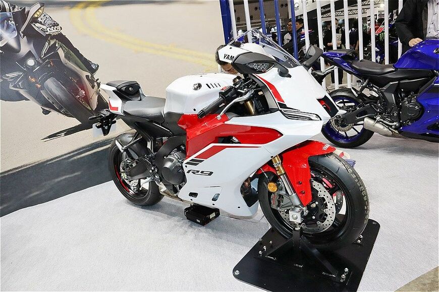 第52回 東京モーターサイクルショーに参考出品されたヤマハ「YZF-R9」（筆者撮影）