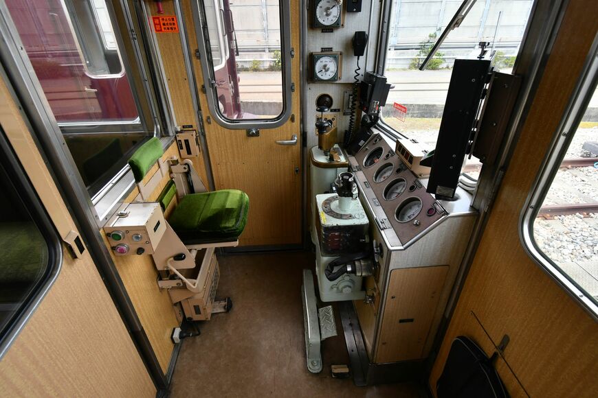 運転士用のいすもかなり小さい（筆者撮影）