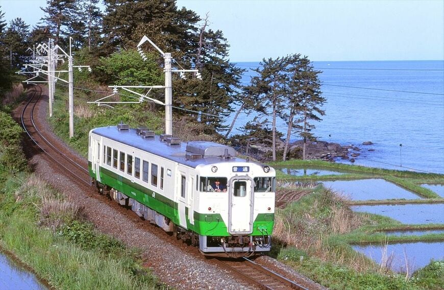 JR東日本の東北エリアで見られた白と緑濃淡塗装のキハ40形。羽越線の小砂川付近を走る姿（撮影：南正時）