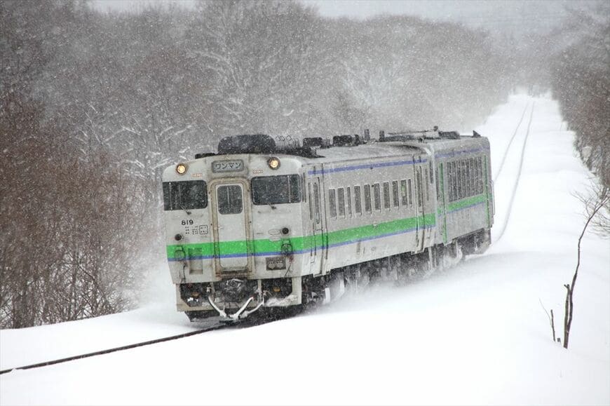 雪の中、函館本線山線の蕨岱付近を走るキハ40形（撮影：南正時）