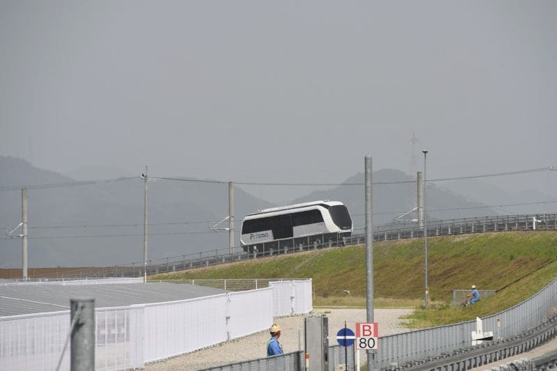 試験走行する三菱重工の新型AGT「Prismo（プリズモ）」の車両（記者撮影）