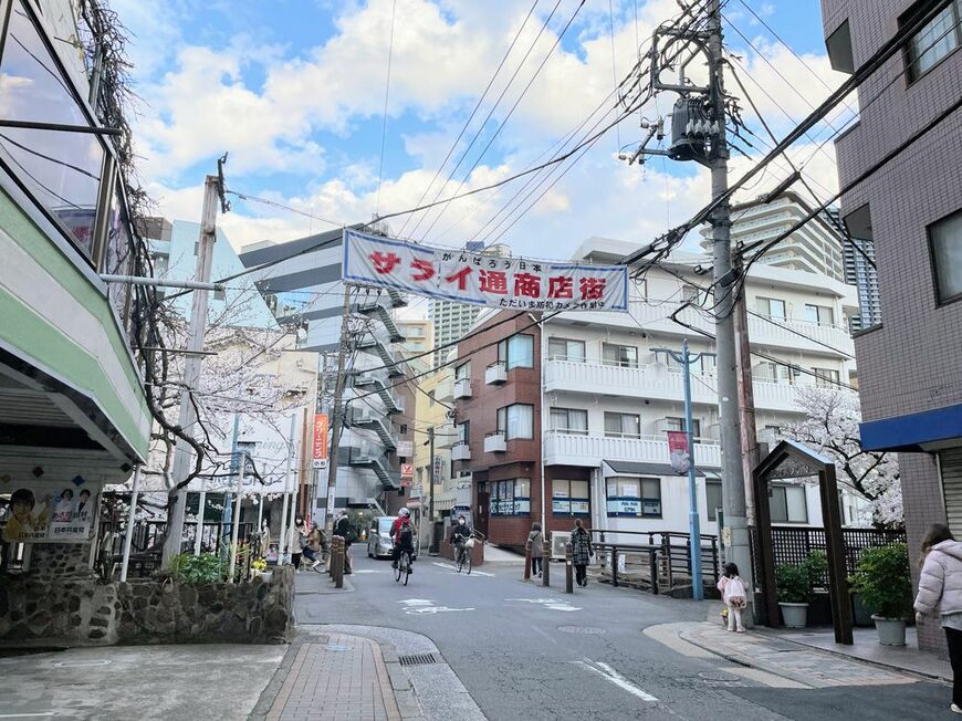 サライ通り商店街の入り口