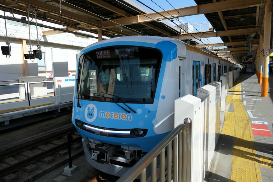 上りホームで発車を待つ5000形「もころん号」の快速急行新宿行き（記者撮影）