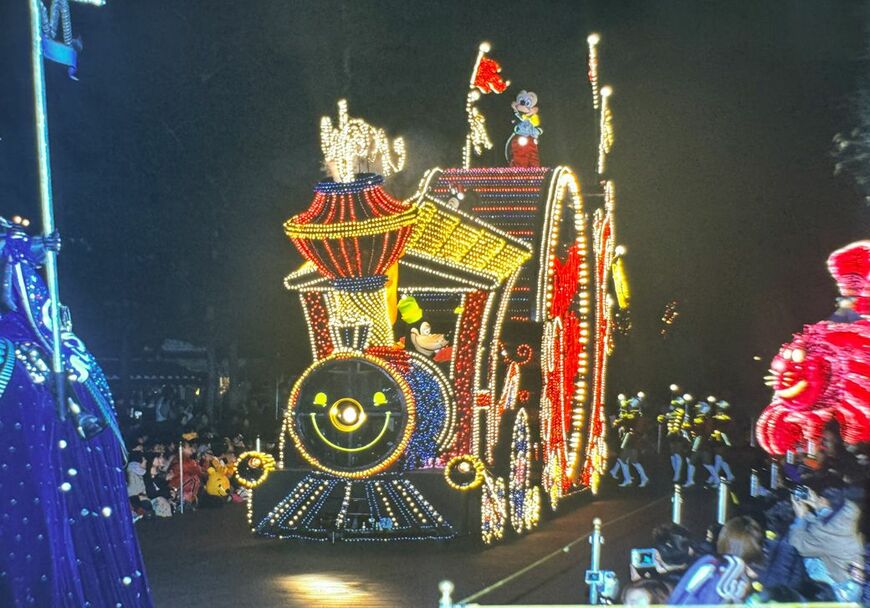 ディズニーランドのエレクトリカルパレード（写真：2001年12月17日、尾形文繁撮影）