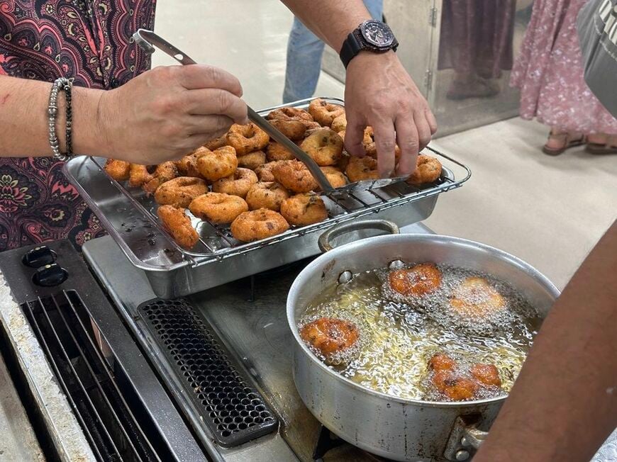 クッキングイベント「Indian Cooking Party」の様子。南インドの朝食で食べられる「ワダ」を揚げているところ（写真：八木さん提供）