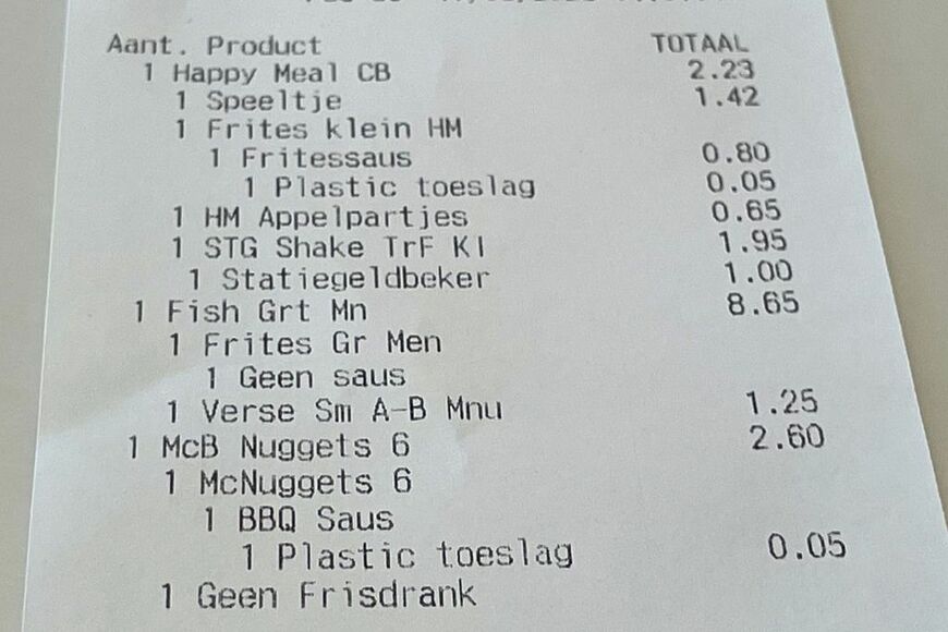 レシートにStatiegeldbeker（デポジットカップ）1ユーロ、Plastic toeslag（ポテトのソース容器にかかるプラスチック容器代）5セント、の文字がある（写真：筆者撮影）