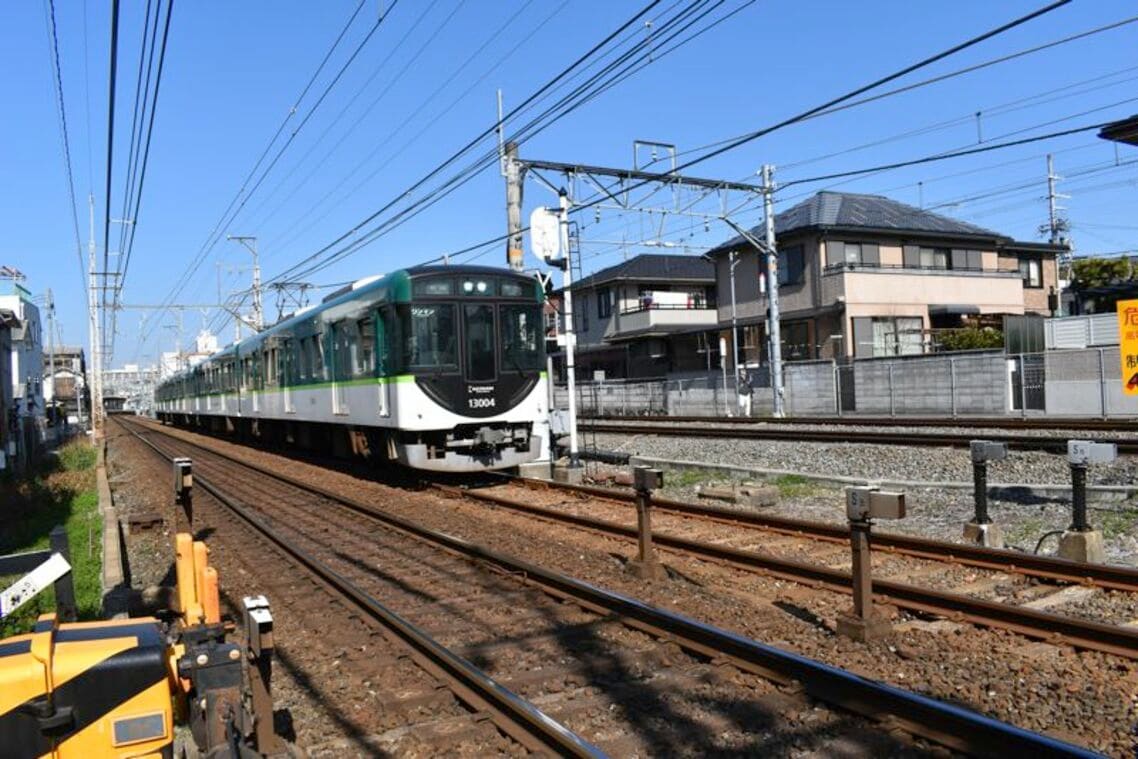 京阪黄檗駅を出る宇治線電車