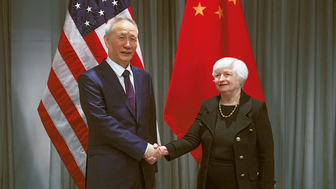 イエレン米財務長官と劉鶴副首相の会談で握手を交わす二人