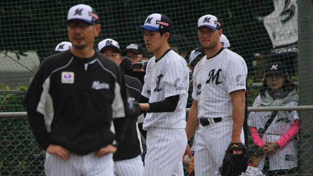 2020年春季キャンプ（沖縄県石垣市）での吉井コーチ（当時）と佐々木（写真：筆者撮影）