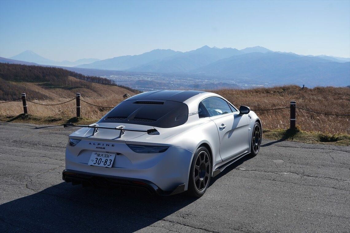 カーボン製のエアロパーツがつく「R70」（筆者撮影）